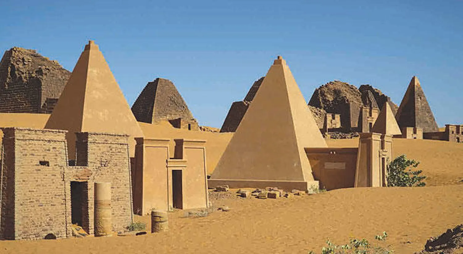 بين النيلين الفرق بين أهرامات السودان أهرامات مصر