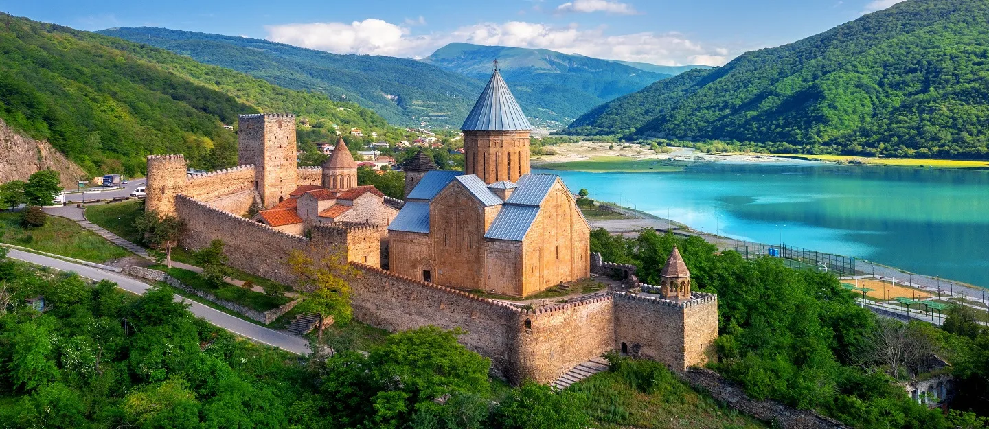 دليلك الشامل لاختيار أجمل برامج سياحية في جورجيا